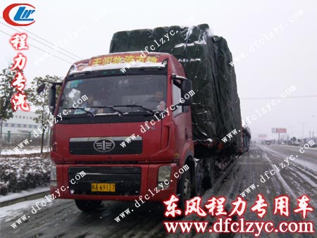 一輛大型運(yùn)輸車在路邊等待溫度升高 一輛大型運(yùn)輸車在路邊等待溫度升高