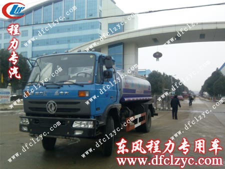 東風(fēng)145灑水車在湖北程力廠門口冒雪出發(fā) 東風(fēng)145灑水車在湖北程力廠門口冒雪出發(fā)