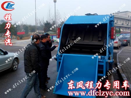 戶對東風(fēng)多利卡壓縮垃圾車尾部垃圾斗的檢查與試用