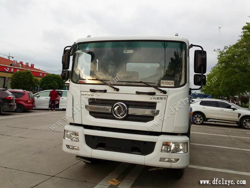 上圖為東風D9多功能綠化噴灑車