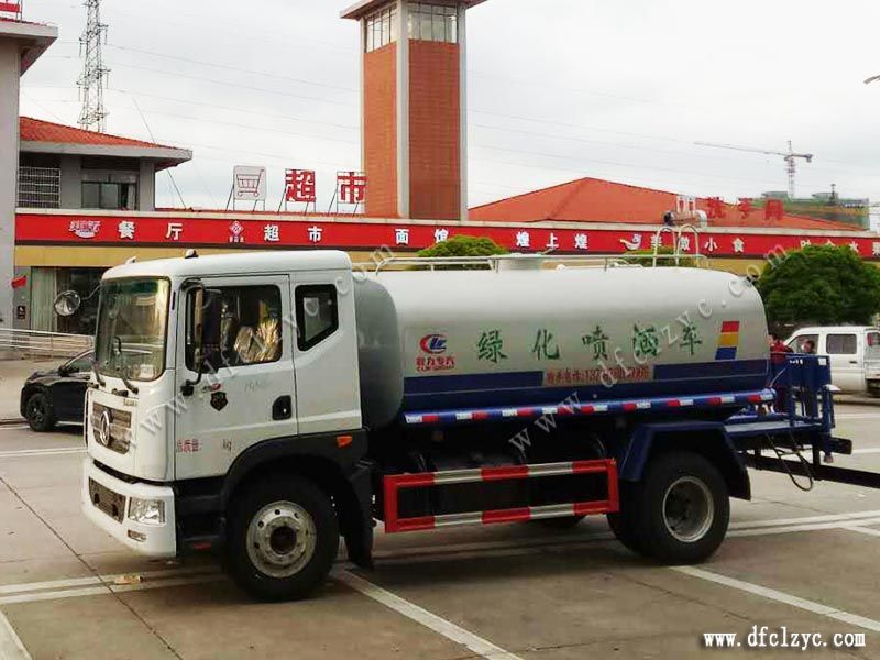 上圖為東風D9多功能綠化噴灑車