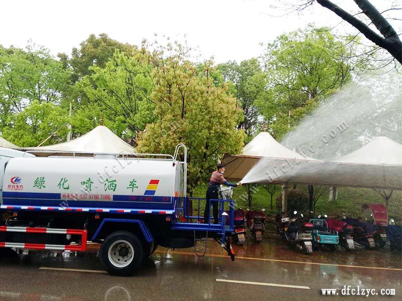 上圖為東風D9多功能綠化噴灑車