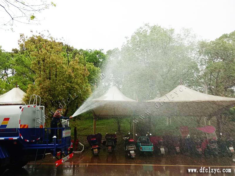 上圖為東風D9多功能綠化噴灑車