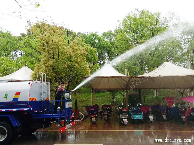 上圖為東風D9多功能綠化噴灑車